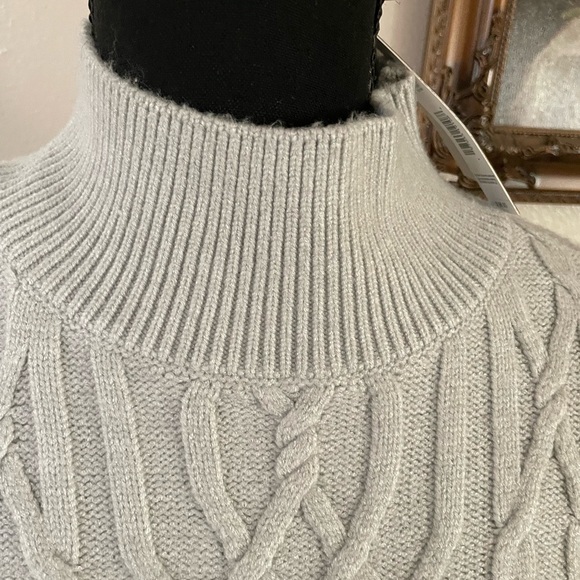 Tahari Light Gray Cable Knit Moc Neck Sweater size Medium New - Picture 4 of 10